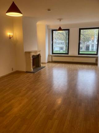 <p>Zeer ruim appartement gelegen op toplocatie, met zicht op de Coupure. Het appartement bestaat uit: ruime inkomhal, ruime living met zicht op de prachtige Coupure, keuken, 2 slaapkamers, badkamer, 3 bergingen, 2 terrassen en kelder.<br />Algemene kosten €175/maand: onderhoud en verbruik gemeenschappelijke delen, koud en warm water, verwarming.</p><p>Vrij vanaf 01/09/2026</p>