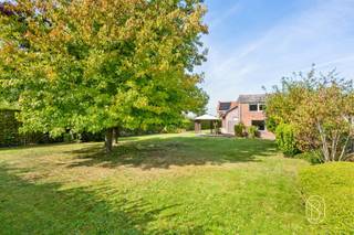 Deze ruime bungalow is centraal gelegen in Berchem (Kluisbergen), met een vlotte verbinding naar Avelgem, Ronse en Oudenaarde. De woning bevindt zich op een mooi terrein en biedt veel ruimte en privacy.Een grote troef is het praktische gelijkvloerse karakter: alle belangrijke woonfuncties bevinden zich op één niveau, ideaal voor wie comfortabel en duurzaam wil wonen met het oog op de toekomst.De woning omvat een inkomhal, ruime woonkamer, keuken, praktische bijkeuken, 3 slaapkamers, badkamer en apart toilet. Daarnaast is er een handige kelder en bevindt zich boven de volledige woning een ruime zolder, die heel wat extra opslag- en mogelijkheden biedt.Buiten geniet u van een ruime, private tuin en een aparte garage. Ook boven de garage is een verdiep aanwezig, wat bijkomende mogelijkheden creëert.De woning is perfect bewoonbaar, maar kan met een modernisering volledig naar eigen smaak en hedendaagse normen worden gebracht.Meer info of plan je bezoek: wim@immobeguin.be.Te koop via Immo Beguin, uw vastgoedexpert sinds 2009, met kantoren in Ronse, Deinze, Waregem, Kortrijk, Nieuwpoort, Doornik en Lessen en Moeskroen.