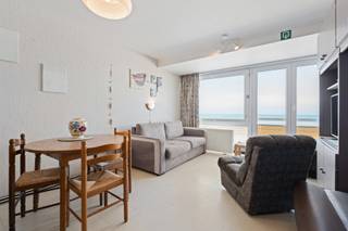 Mooi gelegen studio op de zeedijk en op minder dan 500 m van het centrum van Koksijde-Bad.<br />Inkom, aangename woonkamer met mooi rechtstreeks zeezicht, ingerichte keuken met doorgeefluik, badkamer met ligbad, lavabo en toilet. Gemeubeld.