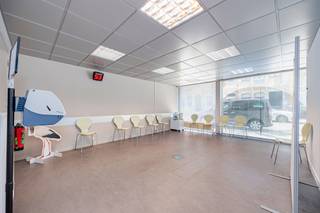 <p><span>Spacieux local commercial au rez-de-chaussée, idéalement situé ! </span></p><p><span> </span></p><p><span>Situé sur </span><span>l'Antwerpsesteenweg</span><span>, en plein cœur du </span><span>centre de Hoboken</span><span>, cet </span><span>espace de bureaux</span><span> est </span><span> à vendre. Grâce à son emplacement commercial exceptionnel, vous bénéficiez d'une forte fréquentation. À quelques minutes à pied, vous trouverez des commerces, les transports en commun et d'autres commodités.</span></p><p><span> </span></p><p><span>De par sa superficie, cet espace de bureaux offre de nombreuses possibilités. </span></p><p><span> </span></p><p><span>Atouts :</span></p><p><span>- EPC B</span></p><p><span>- Double vitrage</span></p><p><span>- Pompes à chaleur</span></p><p><span>- Situation centrale dans le centre de Hoboken</span></p><p><span>- Disponibilité à convenir</span></p><p><span>- 1 place de parking incluse</span></p><p><span> </span></p><p><span>Cette maison à vendre à Hoboken vous intéresse ? Vous recherchez un autre bien immobilier ou souhaitez connaître la valeur de votre propriété ? Alors vous êtes à la bonne adresse chez BOLT immo ! Nous serons ravis de vous aider.</span></p><p><span> </span></p>