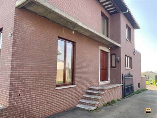 <p><span>Instapklare halfopen woning met zonnepanelen, kelder en garage in het</span></p><p><span>landelijke Kerniel (Borgloon)</span></p><p><span> </span></p><p><span>In het charmante en landelijke Kerniel, een deelgemeente van Borgloon, vinden we deze</span></p><p><span>instapklare halfopen bebouwing. De woning combineert ruimte, licht en energiezuinig wonen</span></p><p><span>dankzij de aanwezigheid van 15 zonnepanelen.</span></p><p><span> </span></p><p><span>Via de inkomhal betreedt u de woning en komt u terecht in de ruime en lichtrijke leefruimte. </span></p><p><span>De grote eetkamer met aansluitende zithoek geniet van een aangename lichtinval dankzij de </span></p><p><span>hoekligging en de vele raampartijen, wat zorgt voor een open en luchtig gevoel.</span></p><p><span>De volledig uitgeruste leefkeuken biedt alle comfort en sluit aan op een praktische en ruime</span></p><p><span>wasberging.  Achteraan de woning bevindt zich de recent gerenoveerde badkamer, voorzien</span></p><p><span>van een moderne inloopdouche. In de hal is bovendien een apart gastentoilet aanwezig.</span></p><p><span> </span></p><p><span>Op de eerste verdieping bevinden zich drie ruime slaapkamers en een aparte dressing van maar liefst</span></p><p><span>11 m², wat zorgt voor extra comfort en opbergruimte.</span></p><p><span>De woning is bovendien volledig onderkelderd en beschikt over een grote garage, wat zorgt voor extra </span></p><p><span>opslagruimte en praktische mogelijkheden.</span></p><p><span> </span></p><p><span>Bent u op zoek naar een instapklare woning met veel licht, ruimte en een rustige ligging in het</span></p><p><span>mooie Haspengouw? Dan is deze woning in Kerniel zeker een bezoek waard. Contacteer ons via 012 26 22 05</span></p><p><span> </span></p>