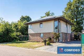 Af te werken open bebouwing met volgende eigenschappen:<br /><br />` ruime bewoonbare oppervlakte<br />` gedeeltelijk aangelegde tuin<br />` gelegen in een straat met enkel plaatselijk verkeer<br />` in de nabijheid van winkels, scholen, diverse eetgelegenheden, ...<br />` vlotte verbinding met centrumsteden Hasselt en Genk<br /><br />Indeling:<br /><br />Niveau -1<br />kruipkelder<br /><br />Niveau 0<br />inkomhal met gastentoilet, woon/eetkamer, leefkeuken met toegang tot de veranda, berging met douche, polyvalente ruimte die bereikbaar is via de tuin, tuinhuis met lounge<br /><br />Niveau +1<br />nachthal, in te richten badkamer, drie ruime slaapkamers, linnenkamer, toilet<br /><br />Benieuwd naar de mogelijkheden die deze woning te bieden heeft?<br />Vraag uw bezichtiging aan via immo@confideo.be of op het nummer 012 23 23 11.