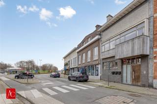 <p>Ontdek deze interessante investeringsopportuniteit in het hart van Temse: een volledig verhuurd opbrengsteigendom bestaande uit drie appartementen, ideaal gelegen vlak aan de oevers van de Schelde en op wandelafstand van het centrum. De combinatie van de centrale ligging en de nabijheid van het water maakt dit pand bijzonder aantrekkelijk.<br />Winkels, horeca, scholen en openbaar vervoer bevinden zich op korte afstand, terwijl de groene omgeving langs de Schelde zorgt voor een aangename en rustige woonbeleving.</p><p>Het gelijkvloers appartement beschikt over twee slaapkamers en een bewoonbare oppervlakte van 106 m². Met een EPC-score van 286 kWh/m² en een privatief terras biedt dit appartement een comfortabele woonruimte met extra buitenbeleving. Op de eerste verdieping bevindt zich eveneens een appartement met twee slaapkamers en een oppervlakte van 98 m². Dankzij de gunstige EPC-score van 139 kWh/m² en het aanwezige terras vormt dit een energiezuinige en gegeerde woonst. Het appartement op de tweede verdieping omvat één slaapkamer en heeft een bewoonbare oppervlakte van 85 m². Met een EPC-score van 294 kWh/m² en een eigen terras biedt ook dit appartement aangenaam wooncomfort.</p><p>Alle 3 de appartementen zijn momenteel verhuurd, wat zorgt voor een directe en stabiele huuropbrengst vanaf dag één. Deze opbrengsteigendom combineert een topligging met solide huurinkomsten en toekomstpotentieel, en vormt daarmee een rendabele investering in een aantrekkelijke gemeente met sterke woonvraag.</p>