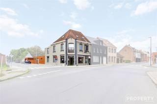 Dit unieke pand, voorheen een bakkerij, is nu beschikbaar voor verkoop. Het biedt een perfecte combinatie van wonen en werken, met tal...