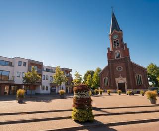 Dit energiezuinige appartement met twee slaapkamers is ideaal voor jonge gezinnen, koppels of wie extra ruimte wenst. Bij binnenkomst via de inkomhal met ingebouwde kasten vind je meteen praktische opbergruimte. De ruime woonkamer met open keuken geniet van veel natuurlijk licht, dat binnenvalt via een groot schuifraam met toegang tot het terras — een fijne plek om te ontspannen.
De twee slaapkamers meten 12,50 m² en 8 m². De badkamer is uitgerust met een douche en maakt het comfort compleet. Een functionele en lichte woonplek die aan al je wensen voldoet.