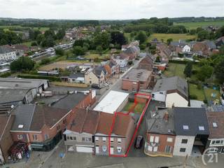 Gelegen in het centrum van Moerbeke, stellen wij u deze op te frissen woning voor met zuid gerichte tuin en garage op 1are44. Deze woning bestaat...