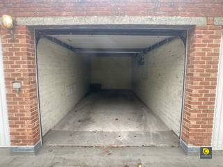 Spacieux garage box hors sol avec portail automatique !Le box de garage bénéficie d'un emplacement central dans une rue sûre et calme, parallèle à la...