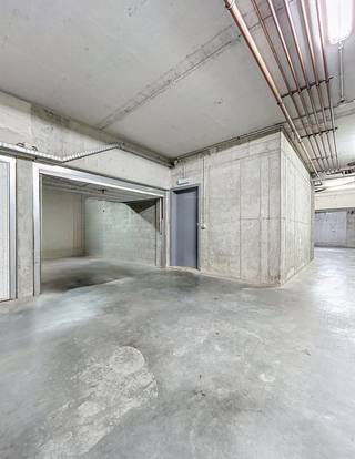 Een ruime, afgesloten garagebox, ideaal voor het veilig stallen van uw wagen. De garagebox is makkelijk bereikbaar en beschikt over een...