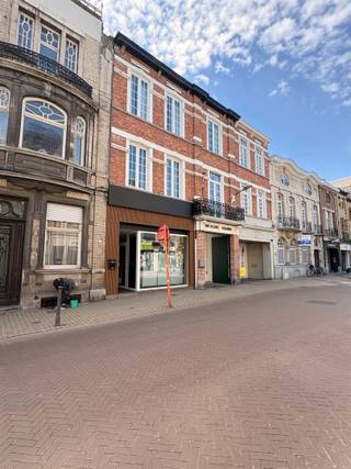 Winkelpand te huur in het centrum van Dendermonde, Ideaal gelegen aan het begin van de Oude Vest. Dit pand is door zijn rechthoekige makkelijk...