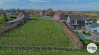 <strong>HAALTERT - Rustig gelegen bouwgrond met open zicht én centrale ligging </strong><br /><br />In een rustige en residentiële buurt te Haaltert bevindt zich dit noord-oost georiënteerde perceel bouwgrond van maar liefst 1.014 m². Een ideale opportuniteit voor wie op zoek is naar een aangename woonomgeving, gecombineerd met een uitstekende, centrale ligging.<br /><br />Dankzij de vlotte verbindingen bereikt u in een mum van tijd omliggende steden en belangrijke invalswegen, terwijl u toch geniet van de rust en het groene karakter van de omgeving.<br /><br />Met een straatbreedte van 16 meter en een diepte van 50 meter aan de linkerzijde en 75 meter aan de rechterzijde biedt dit perceel tal van architecturale mogelijkheden. U heeft alle ruimte om uw droomwoning te realiseren, volledig afgestemd op uw wensen en levensstijl.<br /><br />De grond is gelegen in woongebied met landelijk karakter, wat garant staat voor een harmonieuze combinatie van wonen en groen. Bovendien bevindt het perceel zich in zone A, waardoor het niet overstromingsgevoelig is — een extra troef voor wie zorgeloos wil bouwen.<br /><br />De gunstige oriëntatie zorgt voor een mooie lichtinval doorheen de dag en laat u optimaal genieten van een aangename tuinzone. Achteraan geniet u bovendien van een open zicht op agrarisch gebied, wat een extra gevoel van rust en ruimte creëert.<br /><br />Kortom, een unieke kans voor wie wil bouwen op een topligging waar rust, ruimte en bereikbaarheid perfect samenkomen.<br />Prijs exclusief aansluitkosten.<br />Voor meer informatie of een bezoek ter plaatse kunt u ons steeds telefonisch contacteren op 053/60.65.60.