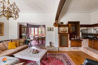 Op een uitstekende locatie te Sint-Katelijne-Waver bevindt zich deze karaktervolle woning met 3 slaapkamers, garage en een bewoonbare opp. van 292 m². U geniet hier van een uitstekende ligging in de nabijheid van het Borgersteinpark en de Nekker, met een vlotte verbinding naar de belangrijkste invalswegen. <br /><br />We betreden de woning via de inkomhal met vestiaire. De ruime leefruimte met open haard geniet van veel lichtinval door de grote raampartijen. Deze kunt u inrichten met een gezellige zithoek en aparte eetplaats. Aangrenzend bevindt zich de keuken die voorzien is van de voornaamste toestellen en aansluiting biedt voor was- en droogmachine. Via de keuken heeft u toegang tot de royale veranda met apart gastentoilet. Hier heeft u een uitzicht op de tuin, waar u steeds in alle rust en privacy kan genieten van het mooie weer. De nachthal op de eerste verdieping geeft ons toegang tot een apart toilet en 2 slaapkamers, waarvan één met dressing/bureau en elk met een eigen badkamer voor optimaal comfort en privacy. De eerste badkamer is voorzien van een dubbele lavabo, douchebad en toilet. De tweede badkamer is uitgerust met een douche en lavabo. Verder vindt u hier ook nog een extra ruimte die momenteel werd ingericht als kapsalon, maar die zeker ook kan dienen als derde slaapkamer, kantoorruimte of praktijkruimte. Tenslotte beschikt de woning over een garage met rechtstreekse toegang tot de tuin en een kelder die extra bergruimte biedt.<br /><br />U bent verplicht om deze woning binnen de 5 jaar na aankoop grondig energetisch te renoveren tot minimum EPC-label D. <br /><br />Dit is een uitstekende opportuniteit als u op zoek bent naar een karaktervolle gezinswoning met heel wat potentieel op een fantastische locatie te Sint-Katelijne-Waver. Contacteer ons voor meer informatie op 0479 47 09 61 of neem een kijkje op www.boonstravastgoed.be. <br /><br />Bijzonderheden:<br />- Toplocatie<br />- 3 Slaapkamers<br />- Bewoonbare opp. van 292 m²