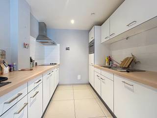 Dit instapklare 1-slaapkamerappartement is gelegen aan het François Laurentplein, vlakbij het centrum van Gent.<br /><br />Indeling als volgt: lichtrijke leefruimte met toegang tot het terras, ingerichte keuken, berging met aansluiting voor een wasmachine, slaapkamer met toegang tot het terras, badkamer met ligbad en dubbele lavabo, apart toilet.<br /><br />Dankzij de centrale ligging bevinden openbaar vervoer, winkels en andere voorzieningen zich in de directe omgeving. Op wandelafstand is er bovendien een publieke parking, zowel bovengronds als ondergronds.<br /><br />Huurprijs: €875+ €50 incl. provisie voor water<br /><br />Beschikbaar vanaf 1 augusutus 2026.
