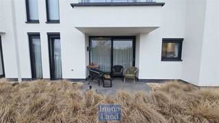 <p>Serviceflat met terras in rustige residentie te Alken – momenteel verhuurd</p><p>In een kleinschalig en verzorgd project in Alken bevindt zich deze gelijkvloerse serviceflat, ideaal als investering of voor wie later zelf comfortabel en zelfstandig wil wonen.</p><p>Indeling (gelijkvloers):</p><p>U komt binnen via de inkomhal die toegang geeft tot de leefruimte. De woon- en eetkamer met open keuken vormt een aangename, overzichtelijke ruimte met directe connectie naar het terras. De keuken is uitgerust met onder meer een keramisch fornuis, inbouwkoelkast en vaatwasser.</p><p>Aansluitend bevindt zich de slaapkamer met badkamer en suite, voorzien van een wasbak en douche. Verder is er een kleine berging/wasplaats aanwezig, praktisch ingericht voor wasmachine en extra stockage.</p><p>Extra troeven:</p><p>• Klein maar gezellig terras met zicht op een rustige, residentiële omgeving</p><p>• Ruime privatieve kelderberging</p><p>• Autostaanplaats in de ondergrondse garage</p><p>• Lift aanwezig in het gebouw</p><p>• Individuele nutsvoorzieningen</p><p>• Eigen cv-ketel en ventilatiesysteem</p><p>Het project is opgevat op menselijke schaal en beschikt over een onthaal, ontvangstruimte en een lichtrijke recreatieruimte waar bewoners elkaar kunnen ontmoeten.</p><p>De serviceflat is momenteel verhuurd, wat dit pand bijzonder interessant maakt voor investeerders die op zoek zijn naar een opbrengsteigendom met onmiddellijke huuropbrengst.</p><p>Interesse in deze zorgeloze investering in een aangename woonomgeving? Neem gerust contact op voor meer informatie.</p>