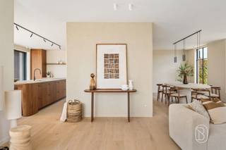 In Wortegem-Petegem, waar open vergezichten, groen en ruimte het landschap bepalen, bevindt zich deze karaktervolle eigendom op een perceel van 8.568 m². Dankzij een grondige renovatie kreeg de woning een volledig nieuwe uitstraling, waarbij de bestaande architectuur harmonieus werd gecombineerd met hedendaagse lijnen, warme houttinten en natuurlijke materialen.Grote raampartijen laten het daglicht royaal binnenstromen en versterken de verbinding met het omliggende landschap. De ruime leefruimtes en keuken vormen het hart van de woning en worden aangevuld met drie slaapkamers, twee badkamers, een afzonderlijk thuiskantoor, een wijnkamer en een koelcel. De volledige woning werd met veel aandacht voor detail en hoogwaardige materialen afgewerkt, reeds aangelegde terrassen, en omheinde weide. Ook op het vlak van comfort en energiezuinigheid werd niets aan het toeval overgelaten. Een warmtepomp, vloerverwarming met koeling en airconditioning zorgen het hele jaar door voor een aangenaam binnenklimaat. De woning beschikt bovendien over energielabel A.Buiten wordt het karakter van de eigendom verder doorgetrokken. Een bijzonder bijgebouw met rieten dak, zichtbaar houten gebinte en grote stalen glaspartijen vormt een echte blikvanger. Daarnaast beschikt het domein over paardenstallingen, uitgestrekte weides en een kleine boomgaard.Het terras en de royale overdekte buitenruimte nodigen uit om in alle rust van de omgeving en de weidse vergezichten te genieten. Een toegangspoort biedt daarbij de nodige privacy.Met een totale grondoppervlakte van 8.568 m² brengt deze eigendom hedendaags wooncomfort, authentiek karakter en landelijk wonen op een bijzondere manier samen.Wortegem-PetegemVraagprijs: € 1.975.000Bezoeken zijn mogelijk op afspraak. Neem contact met ons op voor meer informatie of om een bezoek ter plaatse in te plannen.