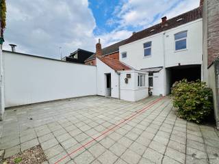 <p><span>Welkom in deze te renoveren, doch karaktervolle en ruime woning in het hartje van Hamme. </span></p><p><span> </span></p><p><span>Bij binnenkomst valt de authentieke inkomhal met prachtige houten lambrisering op, wat direct een warme en uitnodigende sfeer creëert. De ruime leefruimte met aangrenzende keuken hebben beiden een handige indeling met veel lichtinval. </span></p><p><span> </span></p><p><span>De drie slaapkamers bieden voldoende ruimte voor een gezin en kunnen eenvoudig aangepast worden aan uw persoonlijke stijl.</span></p><p><span> </span></p><p><span>Buiten vindt u een onderhoudsvriendelijke binnenplaats met een gezellig zongericht terras en het bijgebouw geeft u voldoende extra bergruimte. </span></p><p><span> </span></p><p><span>Kortom, deze woning in Hamme is een uitstekende keuze voor wie op zoek is naar een huis met karakter en tal van mogelijkheden. </span></p><p><span>Handige Harry's: vandaag nog uw bezoek!</span></p>