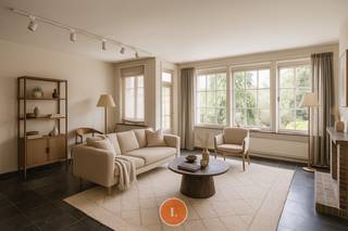 <strong>Karaktervolle herenwoning met veel potentieel </strong>te koop in <strong>centrum</strong> Menen.<br /><br />Deze goed onderhouden, <strong>karaktervolle herenwoning</strong> is gelegen op een centrale, doch rustige locatie en biedt mogelijkheden voor wie op zoek is naar charme, volume en het comfort van een eigen<strong> inpandige garage én lift</strong>.<br /><br />Bij het binnenkomen word je verwelkomt door de<strong> ruime en statige inkomhal met aparte vestiaire</strong>. Deze hal geeft toegang tot de <strong>wasruimte</strong>/bergruimte, extra ruimte die nu wordt ingedeeld als wachtzaal maar kan perfect een <strong>bureauruimte</strong> zijn, en <strong>inpandige garage</strong>. <br /><br />De woning beschikt over <strong>ruime leefruimtes</strong>, <strong>vier volwaardige slaapkamers</strong> en een <strong>badkamer en douchekamer</strong>. Hoewel de woning in goede staat verkeert, vraagt ze om een <strong>modernisatie </strong>om haar volledig naar de standaard van vandaag te brengen, een uitgelezen kans voor wie zijn eigen stempel wil drukken op een uniek pand. De woning is voorzien van deels enkele beglazing en deels dubbele beglazing. <br /><br />Verder heeft de woning een <strong>gezellige aangelegde tuin</strong> zonder inkijk. <br /><br />Aanvullende informatie: Ieder verdiep is voorzien van een <strong>toilet</strong> en ook <strong>alarmsysteem</strong>. <br /><br /><strong>PLUSPUNTEN:</strong><br />- goed onderhouden karakterwoning<br />- mooi aangelegde tuin<br />- lift in het gebouw<br />- inpandige garage<br /><br />Wenst u meer informatie of een rondleiding op afspraak? Contacteer ons via:<br />📧 kimoura@immolietaer.be | 📞 0470 85 65 08<br />📧 tamara@immolietaer.be | 📞 0475 55 01 13<br /><br />