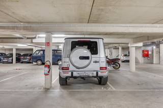 Bent u op zoek naar een veilige en vlot toegankelijke autostaanplaats op een uitstekende locatie in Antwerpen? Deze ondergrondse autostaanplaats bevindt zich in de De Wittestraat, in het gegeerde Oud-Berchem.<br />De staanplaats is gelegen in een verzorgd residentieel gebouw en maakt deel uit van een afgesloten ondergrondse parking. Dankzij de praktische toegang en de veilige omgeving geniet u van comfortabel parkeren in een wijk waar parkeerplaatsen bijzonder gegeerd zijn.<br />Troeven:<br />Gelegen in de De Wittestraat, in het hart van Oud-Berchem<br />Ondergrondse en afgesloten parking<br />Veilig en droog parkeren<br />Vlotte bereikbaarheid naar het stadscentrum, de Ring en belangrijke invalswegen<br />Op wandelafstand van winkels, horeca, openbaar vervoer en station Antwerpen-Berchem<br />Ideaal voor eigen gebruik of als interessante investering in een buurt met een aanhoudend hoge parkeerdruk<br />Een uitstekende opportuniteit voor buurtbewoners, pendelaars of investeerders die op zoek zijn naar een zorgeloze en duurzame investering op een toplocatie in Oud-Berchem.