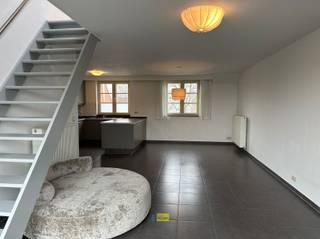 DUPLEX-APPARTEMENT MET 1 SLAAPKAMER EN GROOT ZONGERICHT TERRAS NABIJ HET CENTRUM VAN OELEGEMBeschrijving van het appartement:Via de...