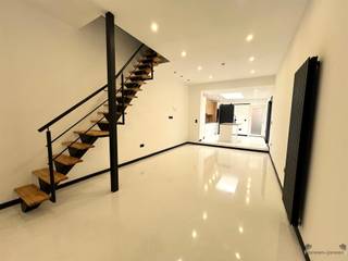  Deze centraal gelegen rijwoning in Hamme werd compleet gerenoveerd in 2025!Met een bewoonbare oppervlakte van 95 m² is deze eigendom ideaal voor...