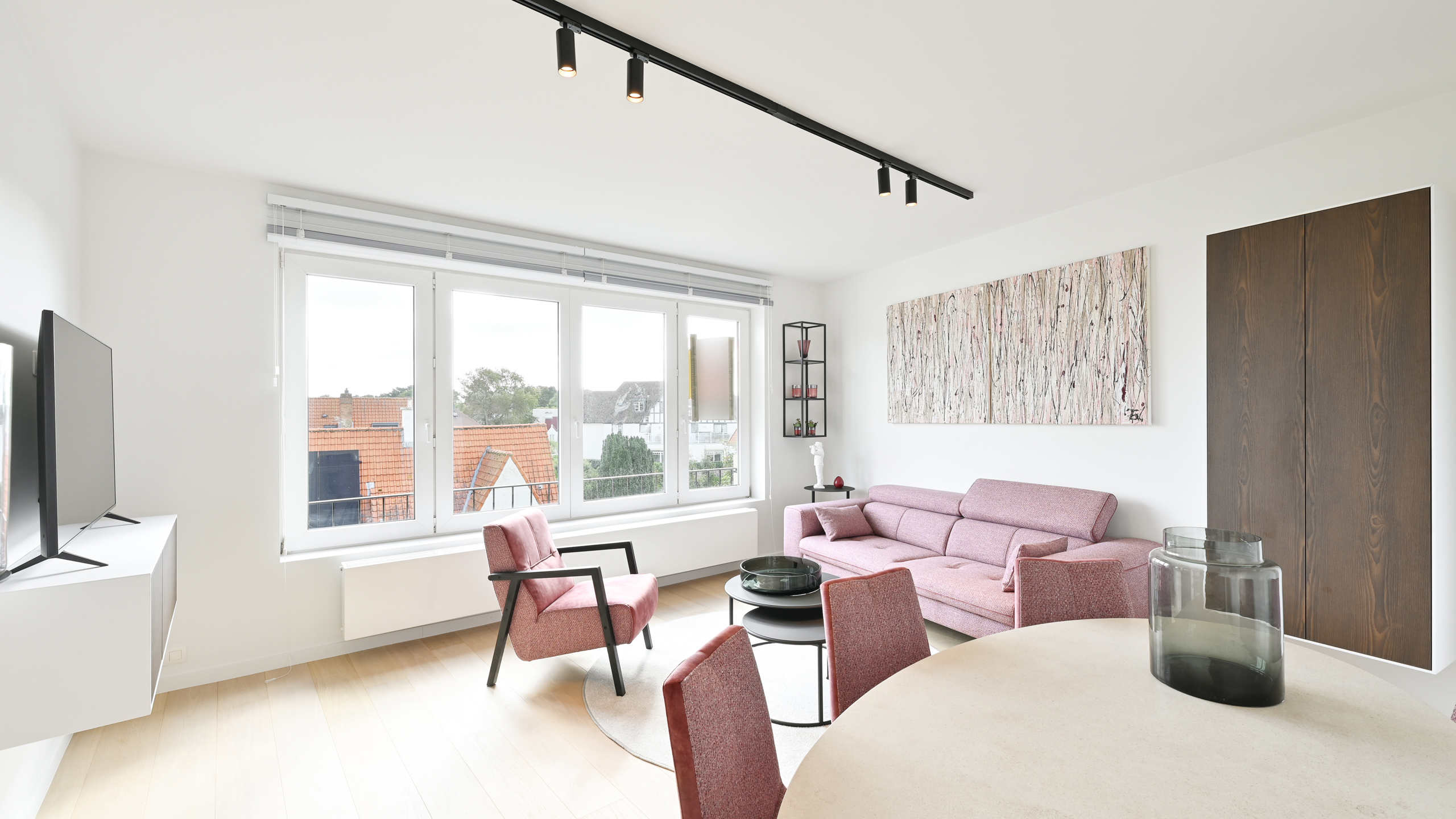 Volledig gerenoveerd appartement met een uniek zicht over de villa’s te Churchilllaan. - foto 3