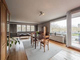 <p><span>Ruim duplexappartement met 3 slaapkamers op een toplocatie aan de Oosterveldwijk</span></p><p><span> </span></p><p><span>OMGEVING</span></p><p><span>Dit ruim appartement is gelegen in de prachtige Pastoor Van De Wouwerstraat, die uitkomt in de Oosterveldwijk, op de grens met Berchem en Mortsel. En met vlotte verbindingen naar winkels, scholen, openbaar vervoer en belangrijke invalswegen ring van Antwerpen en E19/A12. </span></p><p><span>Het bevindt zich in een kleinschalig gebouw, zonder lift en is gelegen op zowel de eerste als tweede verdieping.</span></p><p><span> </span></p><p><span>INDELING</span></p><p><span>Met een bewoonbare oppervlakte van ca. 165m² heb je ruimte zat. Dankzij de hoekligging geniet het pand van een uitzonderlijke lichtinval en een open gevoel. De zuidoostelijke oriëntatie van het terras zorgt bovendien voor een aangename zoninval doorheen de dag. </span></p><p><span> </span></p><p><span>Bij het betreden van het appartement heb je toegang tot 2 ruime kamers, de eerste kamer is voorzien van een eigen douchekamer en de tweede slaapkamer heeft een eigen dressing. </span></p><p><span>Er is nog een apart toilet aanwezig.</span></p><p><span> </span></p><p><span>Via een draaitrap bereik je de tweede verdieping waar zich nog een grote slaapkamer met ingemaakte kasten bevindt en een ruime badkamer met ligbad en dubbele lavabo. Tevens is er een apart toilet. </span></p><p><span>De ruime leefruimte in L-vorm geniet van super veel ramen waardoor je een prachtig uitzicht hebt op de groene boomkruinen langs de Grotesteenweg. </span></p><p><span>Aansluitend bevindt zich de keuken, uitgerust met gasvuur, ijskast, diepvries en vaatwasser. Vanuit de keuken heb je toegang tot het zuidoost georiënteerd terras, waar het heerlijk is om te genieten van een ochtendkoffie. </span></p><p><span> </span></p><p><span>Het handelspand op het gelijkvloers zal weldra omgetoverd worden in een mooie winkel.</span></p><p><span> </span></p><p><span>Op het gelijkvloers is er nog een handige berging.</span></p><p><span> </span></p><p><span> </span></p><p><span>BIJZONDERHEDEN</span></p><p><span>- Ruim hoekappartement </span></p><p><span>- 3 slaapkamers</span></p><p><span>- Douchekamer + badkamer</span></p><p><span>- Lage gemeenschappelijke lasten</span></p><p><span> </span></p><p><span>RENOVATIEPLICHT</span></p><p><span>Dit eigendom is onderhevig aan de renovatieverplichting die door de Vlaamse Regering wordt opgelegd.</span></p><p><span>https://www.vlaanderen.be/een-woning-kopen/renovatieverplichting-voor-residentiele-gebouwen-vanaf-2023#q-59813524-3072-4edc-bb23-c56becf7b528</span></p><p><span> </span></p><p><span> </span></p><p><span> </span></p><p><span> </span></p>