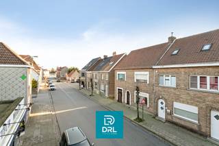 Op de grens van Oostkamp en Sint-Michiels Brugge bevindt zich deze solide en brede rijwoning met een aangename, tijdloze gevel.De grote raampartijen...