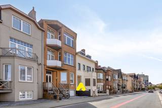 Dit appartement op de gelijkvloerse verdieping van Residentie Lavandou bevindt zich op een absolute toplocatie in het centrum van De Panne, vlakbij de markt.<br />Het pand dient gerenoveerd te worden, waardoor u de volledige vrijheid heeft om het naar uw eigen hand te zetten. <br /><br />Het appartement beschikt over een lichtrijke leefruimte met een open keuken, 1 comfortabele slaapkamer met een aanpalende badkamer, uitgerust met een inloopdouche, een lavabomeubel en een toilet.<br /><br />Dit appartement kan dienen als 2de verblijf of investering om te verhuren.<br />Tal van mogelijkheden!<br /><br /><strong>TROEVEN :</strong>
<ul>
	<li>Lage syndicuskosten</li>
	<li>Nabij de markt van De Panne</li>
	<li>Kleinschalige residentie</li>
</ul>
<em>Let op: de foto’s met een sterretje rechtsonder zijn AI-gegenereerd om een beter beeld te geven van de mogelijke inrichting.</em>