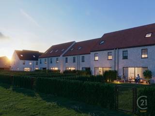 <strong>115 Duurzame Nieuwbouwwoningen te Koop in Leffinge</strong><br />Op korte afstand van Middelkerke en Oostende ontdek je ‘t Cleygoed, een uniek woonerf met 115 duurzame nieuwbouwwoningen. Hier kun je genieten van de rust van het platteland, terwijl de stad altijd binnen handbereik blijft. Of je nu een jong stel bent, een gezin hebt, een medior of een senior: in ‘t Cleygoed is er voor ieder wat wils. Groter of kleiner wonen, omringd door groen, met duurzame technieken die je klaarstomen voor de toekomst? Welkom in ‘t Cleygoed.<br /><br /><strong>Landelijke Wonen met Modern Comfort</strong><br />‘t Cleygoed biedt een mooie variëteit aan landelijke woningen voor wie rust en natuur zoekt. Iedere woning heeft een eigen karakter en een uitstraling die perfect past bij de omliggende natuur. Of je nu kiest voor een gesloten of halfopen bebouwing, hier voel je je meteen thuis. Een landelijke stijl gecombineerd met het allernieuwste moderne comfort: ‘t Cleygoed maakt je woondroom werkelijkheid.<br /><br /><strong>Jouw Ideale Woning</strong><br />Net zoals iedereen uniek is, zo zijn ook onze duurzame nieuwbouwwoningen dat. Wat ze gemeen hebben, is een hoogwaardige afwerking en de mogelijkheid om je woning helemaal naar wens in te richten. In ‘t Cleygoed is het meer dan een huis: het is een plek waar jouw wensen werkelijkheid worden. Ontdek hoe onze plannen perfect aansluiten bij jouw visie en maak van wonen in ‘t Cleygoed jouw eigen stukje rust.<br /><br /><strong>Dicht bij de Kust en de Polders</strong><br />Deze nieuwbouwwoningen bieden het beste van twee werelden: de serene rust van de polders en de levendige kust dichtbij. Middelkerke en Oostende liggen binnen handbereik, wat betekent dat je de landelijke charme kunt combineren met het gemak van de stad. De ideale plek voor wie deconnectie zoekt, zonder de connectie met het dagelijkse leven te verliezen.<br /><br /><strong>Jouw Droomwoning in Fase 1</strong><br />‘t Cleygoed is een woonerf dat een gevarieerd aanbod aan woningen biedt. Wat je wensen ook zijn, wij maken ze werkelijkheid. Fase 1 van dit veelbelovende project is nu in verkoop. Grijp de kans om jouw droomwoning te bemachtigen!<br /><br /> 