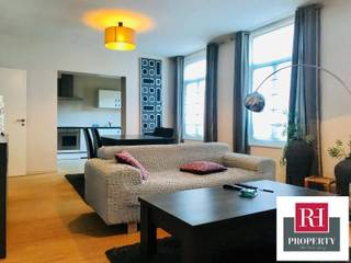 Excelle situation: entre Flagey &amp; Luxembourg, nous vous présentons ce magnifique appartement d'environ 94m² selon PEB, sis au 2ème étage d'un immeuble récent, en intérieur d'ilot où calme &amp; sérénité sont au rendez-vous. Il comprend un large hall d'entrée, un agréable living (parquet ) , une cuisine américaine hyper équipée (lave-vaisselle et machine à laver neufs),  2 chambres dont une avec accès à un petit balcon, une salle de bains &amp; un wc séparé. Une cave. Charges communes forfaitaires: 50€. Chauffage, eau, électricité individuel. Disponibilité: A convenir. Peb: C--27kgCO³/m². Plus de biens sur www.rhproperty.be