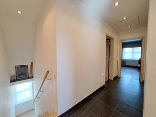 Dit mooi en zeer ruim duplex appartement is modern en luxueus ingericht en bevindt zich op een toplocatie midden in het CENTRUM. De totale...