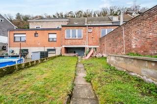 We Invest Huy stelt deze halfopen bebouwing voor, gelegen op 2 minuten van het centrum van Amay. Indeling: Gelijkvloers: woonkamer van 27 m²,...