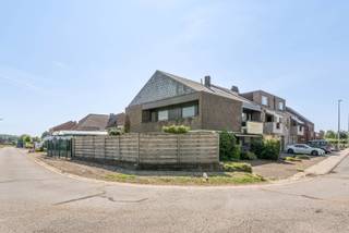 Dit uniek vastgoedaanbod bestaat uit een winkelruimte met achterliggend magazijn/werkplaats en een woning/appartement. Hierdoor is dit gebouw dan...