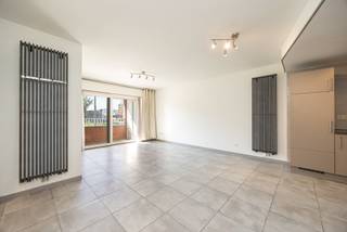<p>Ben je op zoek naar een betaalbare, slim ingedeelde woonst of een waardevolle vastgoedinvestering? Dit moderne gelijkvloerse appartement uit 2013 combineert hedendaags comfort met een doordachte indeling. Een ideale buitenkans voor alleenstaanden, starters of investeerders die op zoek zijn naar zorgeloos en comfortabel wonen.</p>
<p><u>Indeling</u><br />Inkomhal met een praktische vestiaireruimte. De ruime, lichtrijke leefruimte vormt het hart van het appartement. De modern uitgeruste keuken is voorzien van alle hedendaagse toestellen en beschikt bovendien over een handige aansluitende berging met de verwarmingsketel. Vanuit de leefruimte bereik je een gezellig terras met extra buitenberging.<br />De nachthal brengt ons naar de slaapkamer, ingerichte badkamer en een aparte wasplaats. Aan berging hebben we geen gebrek.</p>
<p>Kortom een buitenkans om betaalbaar te kunnen wonen dat perfect inspeelt op de noden van het hedendaags leven. Belangrijk om weten: er is voldoende parkeergelegenheid, een vlot bereikbare omgeving en een rustige sfeer dankzij de vernieuwde, groene aanleg.</p>