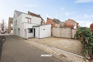 Ben je op zoek naar de luxe van nieuwbouw in een karaktervol jasje? Welkom in deze totaal gerenoveerde parel, gelegen in een rustige, autoluwe...