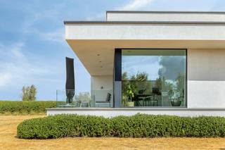 Op een absolute droomlocatie in Zedelgem bieden wij deze hoogwaardig afgewerkte villa te koop aan. Dit unieke stuk vastgoed is ontworpen door architect Jan Abbeloos en combineert tijdloze klasse met doordacht wooncomfort.<br /><br />Met een ruim perceel van 1081 m² en een bewoonbare oppervlakte van 240 m² geniet u hier van een perfecte balans tussen licht en ruimte. De villa valt op door haar strakke lijnen, een overvloed aan natuurlijke lichtinval en het gebruik van hoogwaardige, duurzame materialen. In het interieur zorgen strak ingewerkte deuren van Xinnix voor een naadloze en minimalistische uitstraling.<br /><br />Buiten treft u een prachtig aangelegde tuin aan, ontworpen door tuinarchitect Monbalieu. Het perceel is zo ingericht dat u er geniet van volledige privacy en een prachtig groen zicht. <br /><br />Indeling van het huis<br />Gelijkvloerse verdieping: <br />- Grote polyvalente ruimte, uitermate geschikt als speelkamer of hobbyruimte<br />- Aansluitende praktische wasplaats<br />- Kruipkelder met technische ruimte<br /><br />Eerste verdieping:<br />- Uitnodigende inkomhal<br />- Lichtrijke en ruime leefruimte te bereiken via een prachtige staalijzeren deur<br />- Open keuken van Geva, voorzien van kwalitatieve toestellen en hoogwaardige afwerking<br />- Eerste badkamer<br />- Slaapkamer 1 van 14m²<br />- Slaapkamer 2 van 12m²<br /><br />Eerste verdieping:<br />- Grote bureauruimte van 18m² met een panoramisch uitzicht over de omgeving<br />- Hoofdslaapkamer van 14m² met een aansluitende dressing en tweede badkamer met ligbad, douche en dubbele lavabo<br /><br />Buitenruimte:<br />- Prachtig door Monbalieu aangelegde tuin op een rustige agrarische locatie<br />- Sfeervol bijgebouw waar u in alle rust kunt ontspannen<br /><br />Troeven en bereikbaarheid:<br /><br />Deze exclusieve eigendom te Zedelgem combineert landelijke rust en maximale privacy met een vlotte bereikbaarheid. Belangrijke invalswegen, openbaar vervoer en het centrum van Zedelgem liggen op korte afstand. Een unieke kans voor wie een hoogwaardig afgewerkte villa wenst te kopen. Neem contact met ons op om deze bijzondere koop ter plaatse te ontdekken.<br /><br />De eigendom wordt aangeboden via de Pre-sale formule. Op 12/09/2026 tussen 10:00 en 12:00 kan u de woning op afspraak komen bezichtigen en een bod uitbrengen. De vermelde prijs is een instelprijs. Voor meer info, gelieve contact op te nemen met de dossierverantwoordelijke.<br /><br />Bestuursmaatregelen in het maatregelenregister: nee