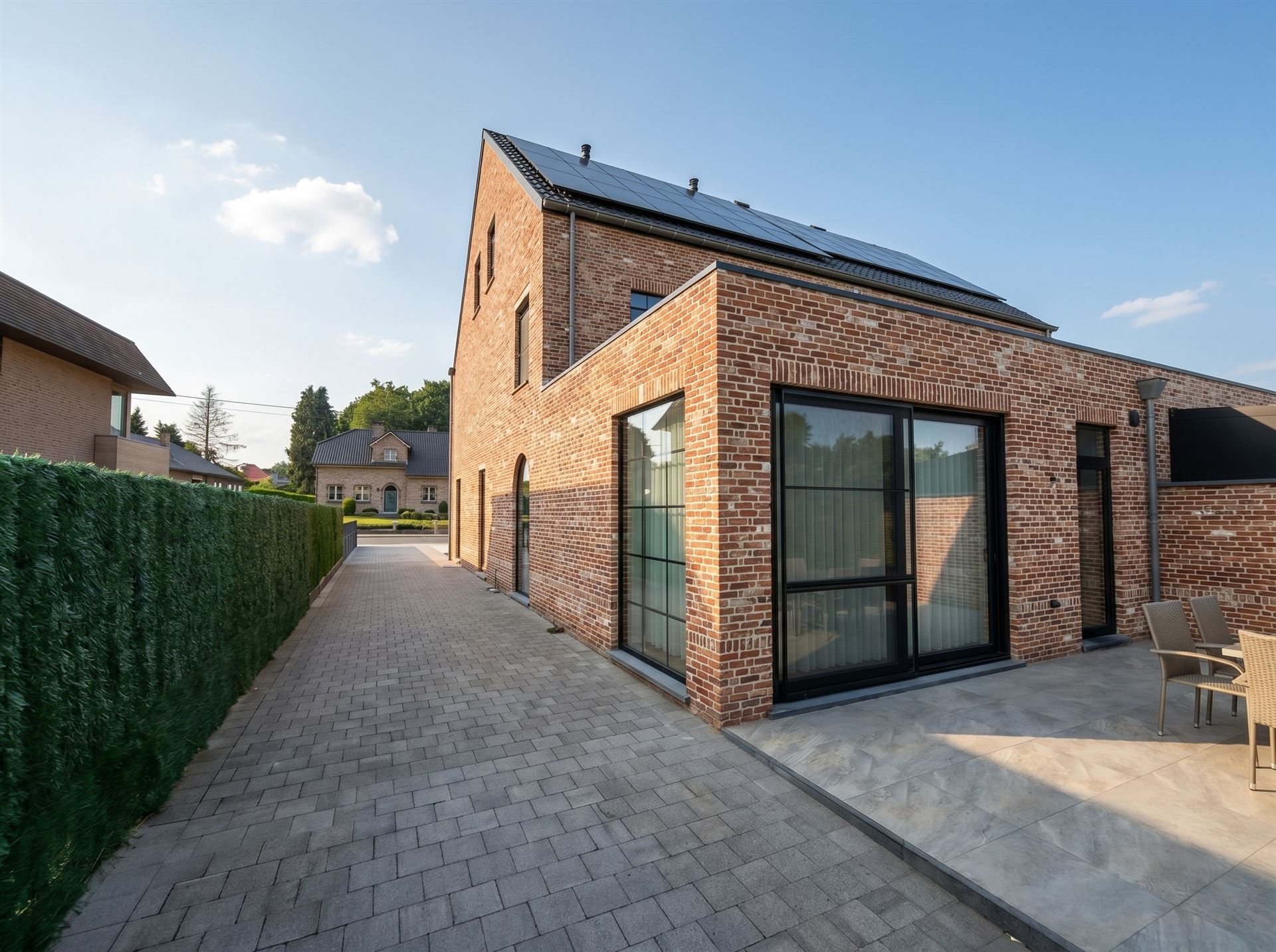 Stijlvolle halfopen pastorijwoning met praktijkruimte, 4 slaapkamers, garage en zonnige tuin op bijna 10 are - foto 4