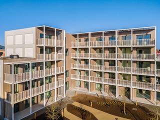 <strong>Laatste afgewerkte units beschikbaar – 6% btw mogelijk (onder voorwaarden).</strong><br /><br />Dit <strong>1-slaapkamerappartement</strong> is gelegen in het project <strong>De Lesselier</strong>, een hedendaags nieuwbouwproject op de historische site van het Academisch Kwartier in Lier.<br /><br />Met een woonoppervlakte van <strong>68,60 </strong><strong>m²</strong> en een zonnig terras van maar liefst <strong>9,50 m²</strong> biedt deze woonst een uitzonderlijk evenwicht tussen binnen- en buitenruimte.<br />De leefruimte is aangenaam licht en sluit rechtstreeks aan op het royale terras, dat fungeert als een volwaardige buitenkamer. De indeling omvat verder een comfortabele slaapkamer, een stijlvolle badkamer en een praktische berging, wat zorgt voor een efficiënte en hedendaagse woonorganisatie.<br /><br />De Lesselier is een bijna-energieneutraal project en werd uitgerust met geothermische warmtepompen, vloerverwarming en energiezuinige technieken, wat resulteert in lage energiekosten en een hoog wooncomfort.<br />Dankzij deze kwaliteiten is het appartement niet alleen interessant voor eigen bewoning, maar ook bijzonder aantrekkelijk als investering.<br /><br />Gelegen in een autoluwe en groene stadsomgeving, met winkels, horeca en openbaar vervoer op wandelafstand, combineert deze woonst rust met stedelijke dynamiek.<br /><br /><strong>1-slaapkamerappartementen zijn beschikbaar vanaf €385.000.</strong><br /><br /><strong>Interesse?</strong><br />Ontdek <strong>De Lesselier </strong>en contacteer ons via <strong>03 337 50 70</strong> of mail naar <strong>info@vbvastgoed.be</strong>.