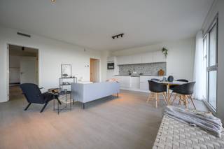 TURNOVA RESIDENTIES, RES. ACADEMIE, EXCLUSIEF WONEN IN HET CENTRUM VAN TURNHOUT <br /><br />In het centrum van Turnhout, vlak bij de Grote Markt, maakt u kennis met “Turnova”! Een bruisend nieuw stadsdeel. Naast appartementen en een 40-tal winkels is er ook plaats er ook de nieuwe Stedelijke Academie van Schone Kunsten, luxe-hotel Corsendonck, 3 restaurants waarvan we “Hert” terugvinden op de hoogste verdieping van de Turnova Toren met een ongelooflijk uitzicht en een grote ondergrondse parking. Drie pleinen met een eigen sfeer versterken het stadshart. Samen met de gezellige cafés, restaurants en terrasjes geeft Turnova ongetwijfeld een nieuwe dimensie aan het stadscentrum.<br /><br />Vlakbij het nieuwe Academieplein kan u kennis maken met Residentie Academie. Hier kan u de keuze maken om te genieten van de rust aan het plein of toch liever de bruisende winkelstraat! Ook Restaurant Gust en koffiebar Bink ontbreken niet om maximaal te genieten.<br /><br />De appartementen met 2 of 3 slaapkamers zijn nog volledig naar eigen smaak in te richten in samenspraak met de bouwheer. Zo kan u in alle comfort wonen, werken en zeker genieten op Turnova.<br /><br />Momenteel zijn nog enkele appartementen beschikbaar in Residentie Academie, wees er dus snel bij!<br /><br />Maak nu een afspraak via nieuwbouw@hillewaere.be of contacteer onze nieuwbouw makelaar om meer te weten te komen over dit project op 014/ 45 10 11 !