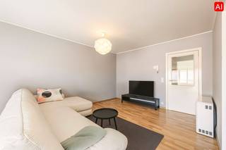 Dit appartement (BJ 2008) bevindt zich op de TWEEDE VERDIEPING (bereikbaar via trap en lift) van de kleinschalige residentie “Louise” in Roeselare, Rumbeeksesteenweg 70 bus 2.1.<br />Met een bewoonbare oppervlakte van 76 m² geniet u hier van comfortabel wonen op een toplocatie, vlak bij winkels, bakker, slager, openbaar vervoer, enz...<br /><br />PLUSPUNTEN:<br />* CENTRALE LIGGING<br />* INSTAPKLAAR <br />* 2 BALKONNEN<br /><br />INTERIEUR<br />Via de gemeenschappelijke inkomhal met lift en trap bereikt U het appartement op de tweede verdieping.<br />De inkomhal met apart toilet leidt U naar de lichtrijke leefruimte met rechtstreekse toegang tot het balkon. De open, volledig ingerichte keuken (kookplaat | dampkap | oven | microgolf | dubbele spoelbak | frigo) beschikt over een praktische berging.<br />Het appartement telt twee slaapkamers, waarvan één kamer rechtstreeks toegang geeft tot het balkon. De badkamer is uitgerust met lavabo met meubel en douche, en beschikt over aansluitingen voor wasmachine en droogkast.<br /><br />EXTERIEUR<br />De eigendom biedt twee balkonnen waar u heerlijk kan genieten.<br />In de straat is er ruime parkeergelegenheid. Daarnaast is er nog een gemeenschappelijke fietsenberging.