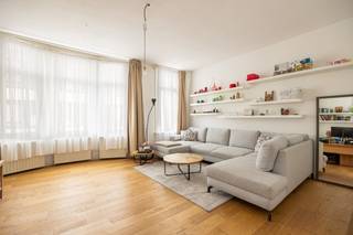 We vinden dit gezellige appartement terug in een kleinschalig gebouw te Provinciestraat Antwerpen. De drie appartementen worden allen verkocht.Het...
