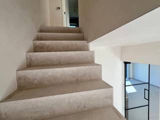 <span><strong>TE KOOP ONDER REGISTRATIE! (eventueel 2% indien de voorwaarden van koper voldaan zijn).<br /><br /></strong></span>Deze aangename, luxueus afgewerkte nieuwe BEN-woning is gelegen in het zo rustige en landelijke Aaigem, in het centrum van het beschermd dorpszicht, op wandelafstand van school, openbaar vervoer, en vooral op vlot bereikbare afstand van E40.<br />De woning heeft een inkom met toilet, berging/wasruimte en garage. <br />Dankzij de split level is de leefruimte op hoger niveau van de aantrekkelijke tuin en terras en is de garage onder de woning. Hierdoor is de rust en gezelligheid gegarandeerd op het leefniveau. Er is een lichtrijke zuid-gerichte zithoek met aansluitend een eetruimte met open keuken en ontbijthoek. Vanuit de keuken en leefruimte geniet je van het rustgevende groen met terras dank zij het grote schuifraam achteraan de woning. <br />Via de trap kom je op de volgende verdieping met nachthal, 3 slaapkamers en badkamer met ligbad, inloopdouche en lavabo. In de slaapkamers is ruimte voor bureau. <br />In de woning is heel wat natuursteen verwerkt waardoor de afwerking van hoogstaand niveau is.<br />Naastgelegen is een identieke woning beschikbaar. Ook ideaal voor een tweewoonst! Aaigem is de perfecte locatie om te ontsnappen aan alle drukte en te genieten in de zonnige tuin, met daarnaast de zovele nabijgelegen wandelwegen in de velden en natuurgebied Den Dotter.<br />De ruwbouw is reeds klaar. Een bezoek ter plaatse is mogelijk na afspraak met Kristien: 0475 496218