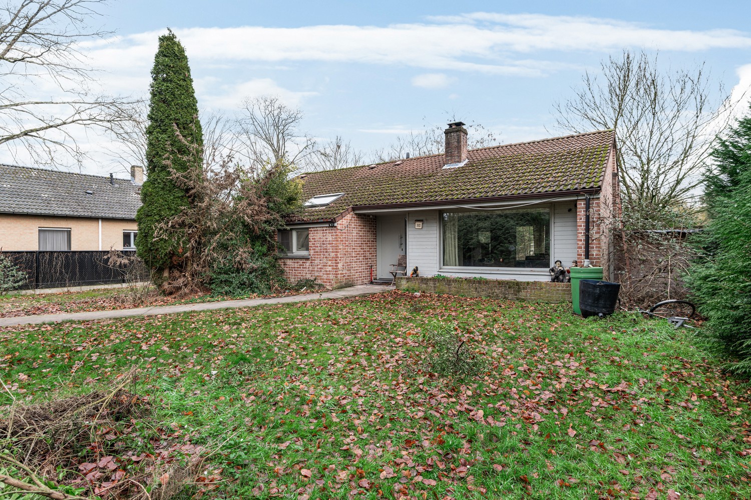 Te renoveren open bebouwing met 3 slaapkamers & grote tuin te Schoten! - foto 1