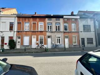 <strong>PLAN UW BEZOEK ONLINE VIA ONZE WEBISTE: www.immoboss.be</strong><br /><br />Goedgelegen woning in het Rabot in de onmiddellijke nabijheid van winkels, scholen en openbaar vervoer.<br />Deze rijwoning (bewoonbare oppervlakte: 70 m<sup>2</sup>) beschikt op het gelijkvloers over een leef- woonruimte met open keuken en apart toilet. Het eerste verdiep omvat een slaapkamer ( op de foto's ingericht als woonkamer) en een badkamer met douche, lavabo, toilet + aansluiting voor wasmachine. De zolderruimte omvat een 2de slaapkamer.<br /><br />Huurprijs: € 700/maand<br />Onmiddellijk beschikbaar!<br />Domicilie verplicht<br />EPC: 323 kWh/m<sup>2 </sup>(Label D)<br /><br /><strong>PLAN UW BEZOEK ONLINE VIA ONZE WEBISTE: www.immoboss.be</strong>
