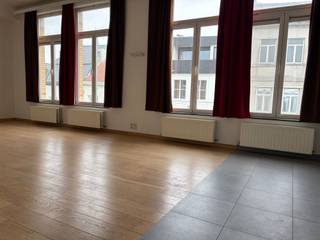 Deze lichrijke studio is gelegen in de bruisende Lange Zoutstraat in Aalst. Ze ligt op de 2de verdieping (geen lift in het gebouw) en bestaat uit...