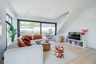 Op zoek naar een ruim, lichtrijk en energiezuinig appartement op een uitstekende locatie? Dit stijlvolle hoekappartement van ca. 110 m² combineert wooncomfort, kwalitatieve afwerking en een vlotte bereikbaarheid.<br /><br />Dankzij de gunstige hoekligging en grote raampartijen geniet u de hele dag van veel natuurlijk licht. De royale leefruimte sluit aan op een volledig uitgeruste keuken met veel werk en kastruimte. Verder beschikt het appartement over twee volwaardige slaapkamers, een ruime berging en een gezellig terras.<br /><br />Ook de afwerking springt in het oog. Bijna het volledige appartement is voorzien van een mooie parketvloer. De moderne badkamer beschikt over ingewerkte muurkranen, een ruime inloopdouche op vloerniveau en grote XL-keramische tegels, wat zorgt voor een stijlvolle én onderhoudsvriendelijke uitstraling.<br /><br />Met EPC-label A woont u bovendien bijzonder energiezuinig.<br /><br />De ligging is een extra troef: aan de rand van de dorpskern, met Park Den Blijk op wandelafstand en winkels, scholen, openbaar vervoer en andere voorzieningen vlakbij. Via de A12 bereikt u Brussel, Antwerpen en Mechelen in een mum van tijd.<br /><br />Extra troeven:<br />• Lift aanwezig<br />• Lage gemeenschappelijke kosten<br />• Overdekte autostaanplaats (€ 20.000)<br />• Mogelijkheid tot aankoop onder fiscaal gunstig stelsel (vraag naar de voorwaarden)<br /><br />Interesse of een bezoek ter plaatse?<br />Neem rechtstreeks contact op met Bjorn<br />📞 +32 477 60 68 33<br />Mail: bjorn@mondovastgoed.be