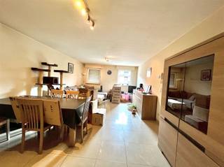 <p>Appartement confortable et central à louer à Lede</p><p>Cet appartement est situé au premier étage du bâtiment. <br />L'appartement possède un salon spacieux avec une cuisine ouverte. <br />En outre, il y a 2 chambres à coucher, 1 grande et 1 plus petite.</p><p>Une salle de bain avec douche et toilettes est également disponible. </p><p>Un garage fait partie de l'appartement. Ce garage est accessible par un portail privé. </p><p>Il n'y a pas de charges communes. Le prix du box garage est déjà inclus dans le montant mentionné ci-dessus.</p><p>Intéressé(e) ? Demandez votre visite via notre site web www.immodhondt.be</p><p>Note : Comme vous seriez financièrement à l'aise en tant que locataire, nous vous demandons d'appliquer la règle de base suivante : loyer x 3 = revenu</p>