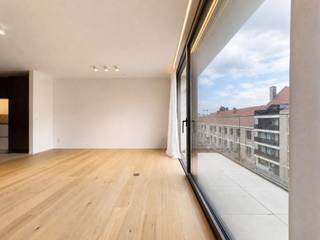 Dit stijlvolle nieuwbouwappartement geniet van een uitstekende ligging in de begeerde Paul Parmentierlaan en combineert hedendaags wooncomfort met een hoogwaardige afwerking, een doordachte indeling en aangename buitenruimtes.<br /><br />Het appartement omvat een ruime inkomhal met gastentoilet en geeft uit op de lichtrijke leefruimte met een luxueuze open keuken. De gezellige woon- en eetruimte sluit naadloos aan op het ruime terras aan de voorzijde, ideaal om in alle rust van de buitenlucht te genieten.<br /><br />Daarnaast beschikt het appartement over een praktische berging met aansluitingen voor wasmachine en droogkast.<br /><br />Achteraan bevinden zich twee volwaardige slaapkamers, die elk rechtstreeks toegang bieden tot het terras aan de achterzijde. Beide slaapkamers beschikken bovendien over een eigen douchekamer, wat zorgt voor extra comfort en privacy.<br /><br />Een stijlvol en eigentijds appartement op een topligging, ideaal als permanente woonst of tweede verblijf.<br /><br />Het appartement beschikt tevens over een private kelderberging en een gemeenschappelijke fietsenberging. <br />Daarnaast bestaat de mogelijkheid tot aankoop van een autostaanplaats in hetzelfde gebouw.<br /><br />Stedenbouwkundig uittreksel en maatregelenregister in aanvraag.<br /><br />Aarzel niet om ons te contacteren voor meer info: tel. : 050 62 44 14 of via: knokke@immax.be