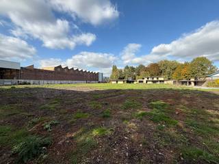 Deze industriegrond van 10.156 m² is gelegen op een strategische locatie vlakbij de belangrijkste invalswegen van Eeklo, met directe toegang tot de...