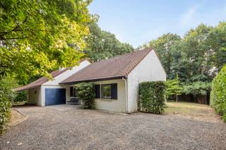 Op zoek naar een woning met ruimte, karakter én een uitstekende ligging? Dan is deze gezinswoning aan de Dennenlaan in Heikant beslist een...