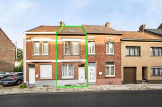 Immo Pické biedt U deze gunstig gelegen woning aan in de nabijheid van winkels, scholen, openbaar vervoer (station Halle) en de belangrijkste verbindingswegen. Deze woning bestaat uit een inkomhal, een woonkamer, een keuken, een bureel/zithoek, een wasplaats met berging en een toilet. Op de eerste verdieping vinden we een nachthal en 2 slaapkamers. Mogelijkheid om de zolder verder in te richten in bijkomende slaapkamers (vaste trap naar zolder). Aanwezigheid van een kelder. <br />Achter de woning vinden we een mooie ruime tuin met terras.